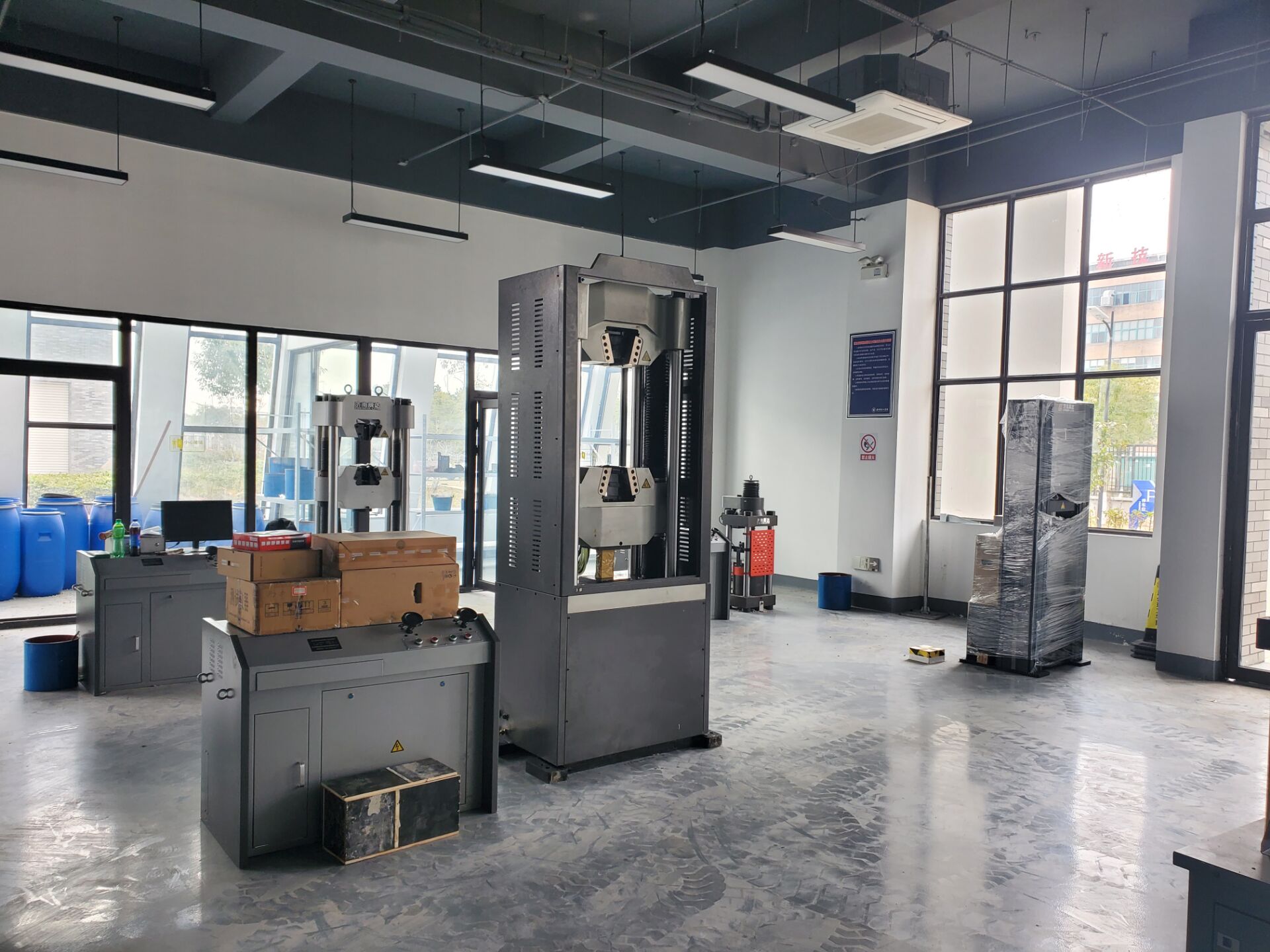 某大學(xué)萬能試驗機安裝調(diào)試完成